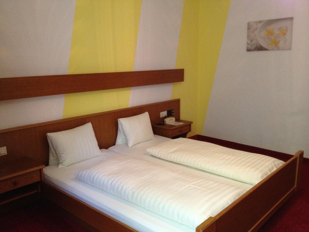 Hotel Schwarzer Adler Landeck Room photo