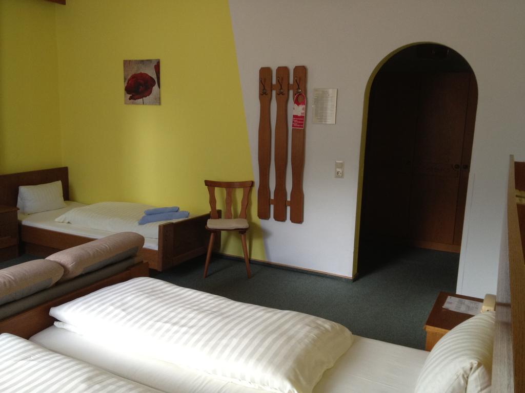 Hotel Schwarzer Adler Landeck Room photo